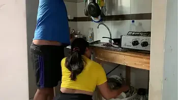cuñado que rica es tu verga pero dejame cocinar tranquila mi marido nos va a descubrir | mi cuñado se queda en mi casa mientras mi esposa trabaja el me coge rico en la cocina mientras cocino