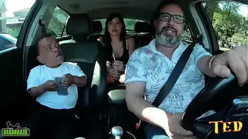 O anão da praça é nossa entra na carona e não resiste a bunda da Pamela Pantera - Zezinho Teves