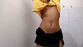 Indian Sexy Bhabhi Apni Chuchiyon Se Khelte Hue