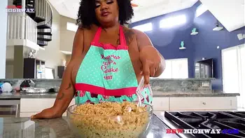PRETTY SSBBW GETTING BACKSHOTS IN HER KITCHEN