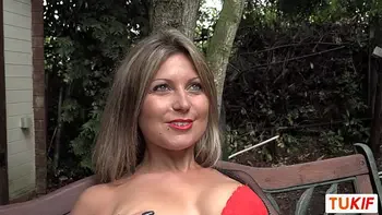 French MILF Andréa do anal sex in the garden