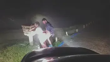 A dama de branco da encruzilhada levou uma madeirada que até caiu !