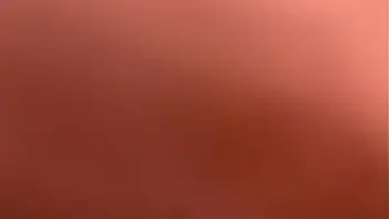 Encuentro a mi hermanastra descansando en la cama y me empiezo a masturbar viendo su culo | mi hermanastra se despierta y me ve masturbando