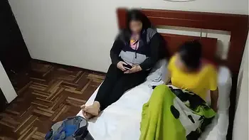 A mi esposa la visita su mejor amiga y se queda con nosotro en la misma cama y terminamos follando sin que mi mujer se diera cuenta que buena follada le di a la muy puta