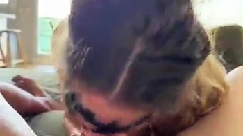 il lui apprend a sucer sa queue