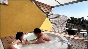 個人撮影朝に露天風呂て癒された後室内に戻った瞬間に我慢てきすヘットに押し倒して中出しsex激しいヒストンの音か鳴り響く...japanese Amateur Hentai 日本人
