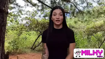 Ofreciendo dinero a chica sexy en el bosque a cambio de sexo
