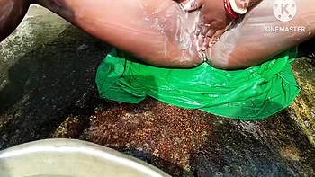 Desi Bhabhi Nahate Hue Masti Ki