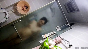 【シャワーを浴びて飲み物を飲む】容姿も気