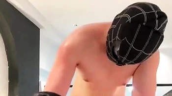 風騷美女穿著透明黑絲連身內衣淪為飛機杯