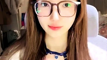 TikTokで話題の最新ダンス動画。メイクなしで