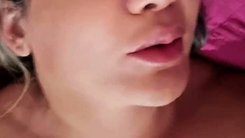 Uma mulher sedutora explora sua sexualidade em uma intensa