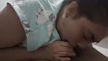 madrastra le da regalo  una rica mamada mañanera y se traga su leche  en año nuevo