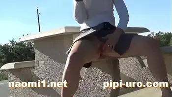 Naomi et Nico masturbation au bord de route