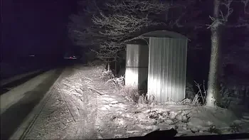 Przyjaciel męża rucha mnie przy drodze odwożąc do domu