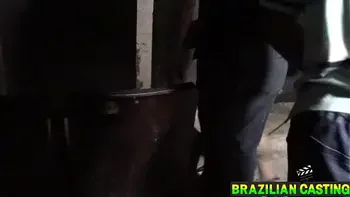 Marido convence a mulher ir ao Cine Kratos para conhecer acaba sendo enrabada por um Gavião que perdeu tempo meteu rola na bucetinha da mulher do corno.