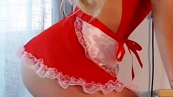 Masturbating solo babe loves her toys