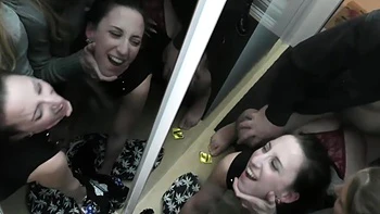 2 petites salopes baisent dans l ascenseur