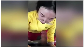 Fuck Girls 做错事 女友自觉蹲下来口交请求原谅