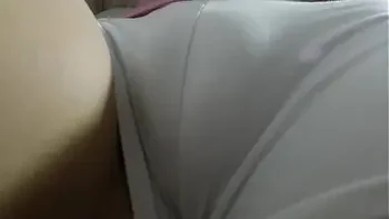 Meu irmão tocando na minha buceta! Ele ama filmar meu cameltoe em um shortinho branco de academia.