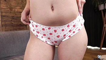 An awesome girlfriend Mia Fox nicely plays with her hungry crack