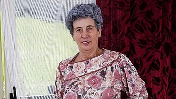 BBW mature lady with huge boobs Rosa fucks with a yellow toy