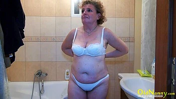 An old ladt Helene knows how to give a passionate blowjob