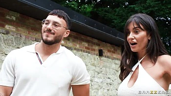 Sweetheart Klara Divine swallows two cumshot after FMM fuck