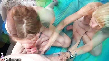 Two hot ladies Centa and Mila are enjoying sucking on the knees