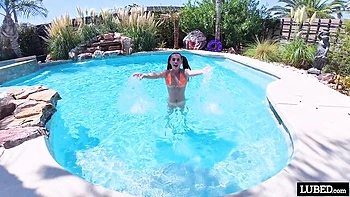 Cutie Daisy Pheonix gets pleasure from intensive outdoor pound