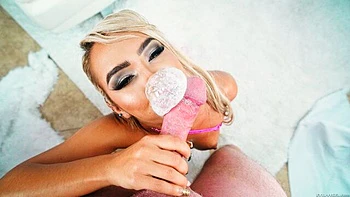 Asian chick Luna Luxe gives incredibly sloppy deepthroat on cam