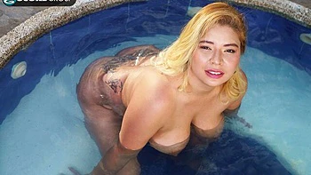 Awesome outdoor masturbation with a busty blonde Milena Dutty