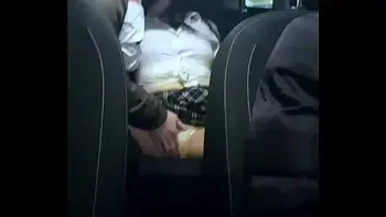 Pareja joven amateur follando en un taxi en Madrid con camara oculta
