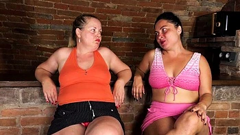 Massage lesbian amateur fingered by lesbian masseuse