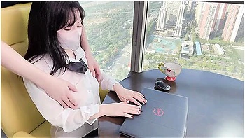 清纯秘书为升职加薪主动献身老板落地窗前被爆操内射 看桃桃完整版视频请关注推特入群哦