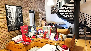 Happy new year party action with enchanting treasure from Leons TV