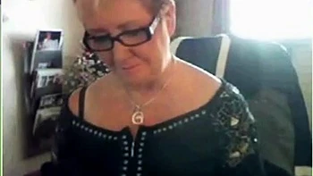 Vieille montre son cul - Une webcam franaise avec une grann