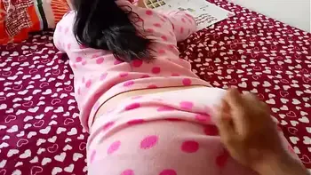 Increible  juega con la polla y muestra sus lindos senos pensando que esta jugando a la casita, que rico culo tiene para ser tan jovensita