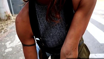 couple de coquins espagnole baise dans la rue