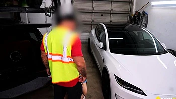 Kiki King - Kiki Pays The Mechanic With A Taste Of Taiwan