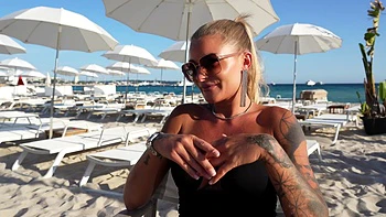 Prescilia and Carollina go to see one of the employees - Jacquie et Michel TV