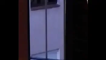 Exhibiciónista frente a la ventana