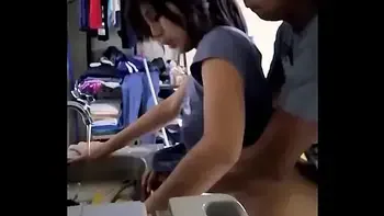 Chica linda mexicana amateur es cogida mientras lava la vajilla