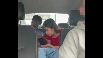 Camara oculta graba a una pareja de jovenes follando en un taxi