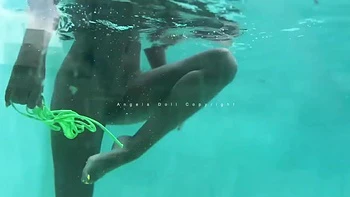 angela en partie de cul dans la piscine