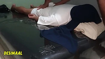 Aku Memijat Istri Teman Muslimku Yang Mengunjungiku Di Rumah. Wanita Muslim Sangat Hot