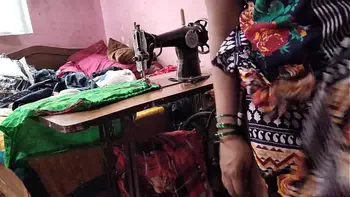 देसी भाभी को सिलाई करते समय अंकल ने चोदा