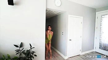 Exotic dolls Scarlett Alexis and Scarlette Moon share a big dick