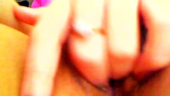 Amateur preggo hoe toys her pussy close up in fetish solo