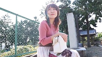 美人妻がパンティ越しのオマンコ愛撫とクンニで快楽にとろける